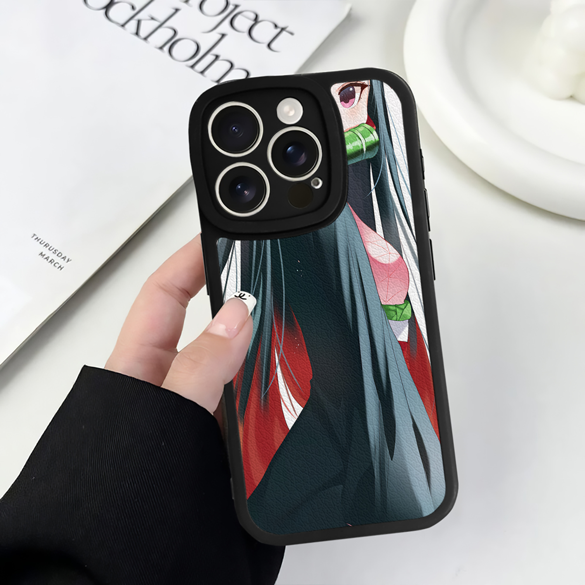 （画像用） 鬼滅の刃（きめつのやいば）竈門 禰󠄀豆子／かまど ねずこ Kamado Nezuko 【iPhone 16シリーズ対応】シリコンスマホケース（レザー調） 材質：シリコン